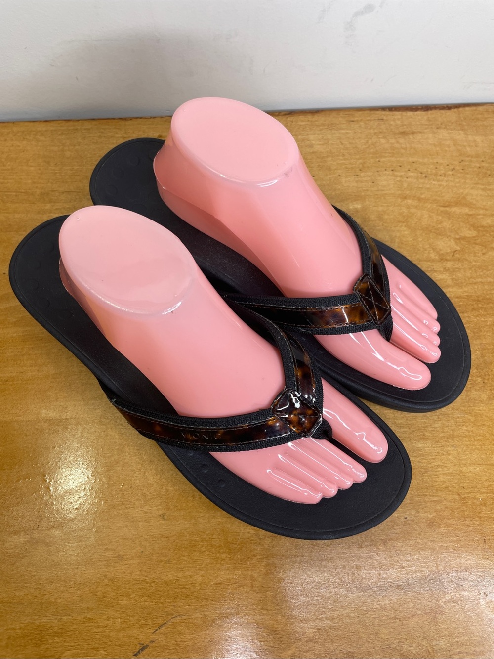 Vionic Black Sandals with Tortoiseshell-Pattern Thong Straps. Size 11